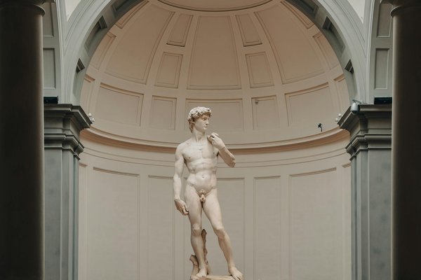 Quelle est l'approche pour enseigner l'histoire de l'art moderne à travers les mouvements artistiques ?